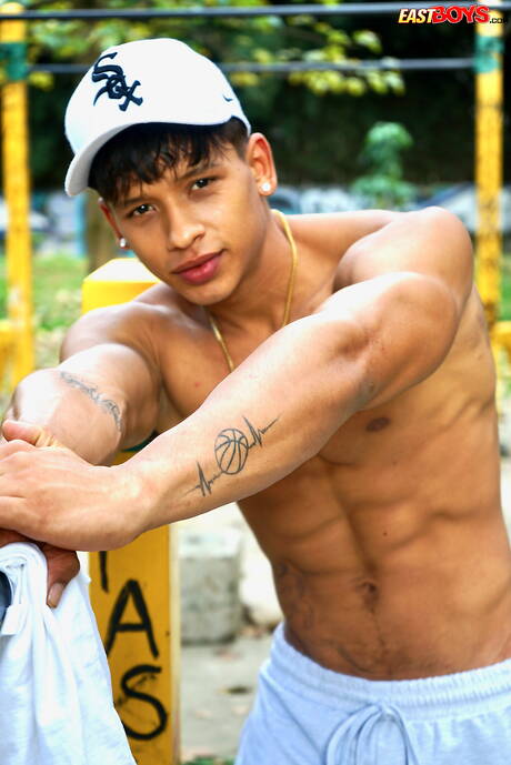 Le taureau latino Damond Brown montre un corps husky en extérieur