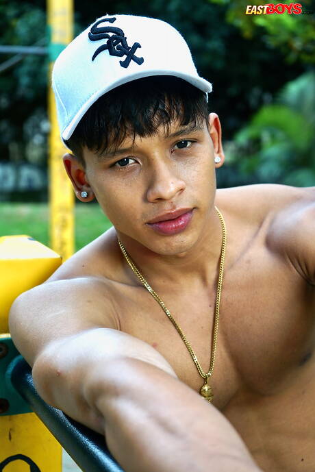 Latino-Bulle Damond Brown zeigt im Freien einen kräftigen Körper