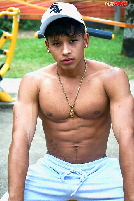 Le taureau latino Damond Brown montre un corps husky en extérieur