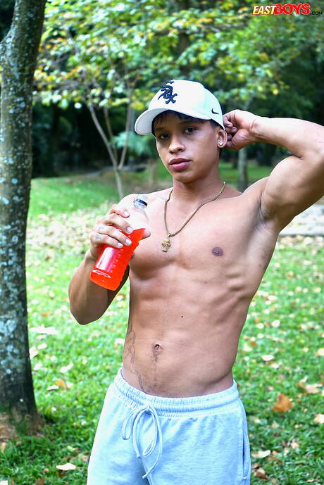 Le taureau latino Damond Brown montre un corps husky en extérieur