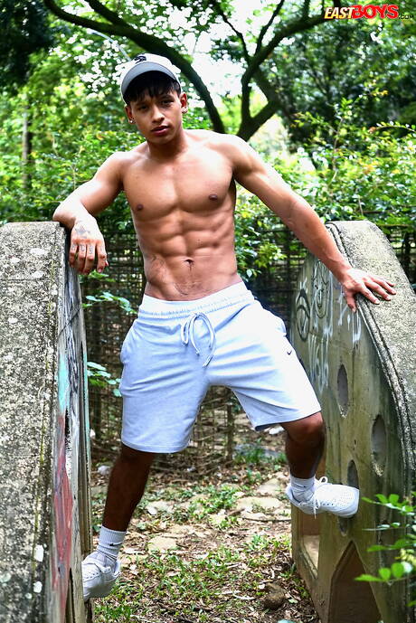 Le taureau latino Damond Brown montre un corps husky en extérieur