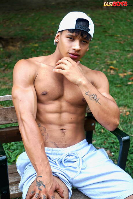 Le taureau latino Damond Brown montre un corps husky en extérieur