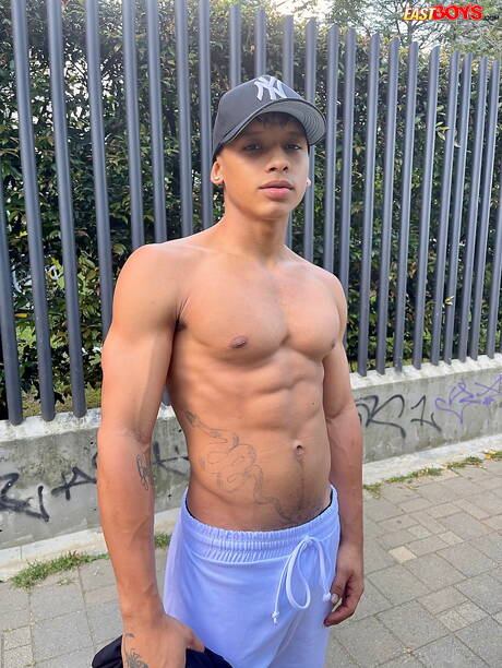 ラテン系ボディビルダーのダモンド・ブラウンが屋外で強靭な体を披露