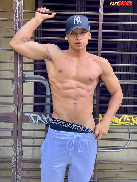 ラテン系ボディビルダーのダモンド・ブラウンが屋外で強靭な体を披露