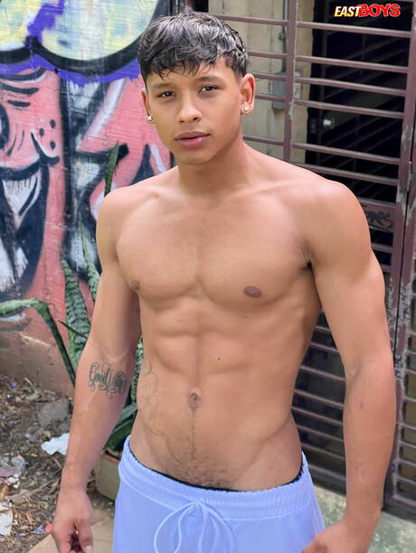 ラテン系ボディビルダーのダモンド・ブラウンが屋外で強靭な体を披露