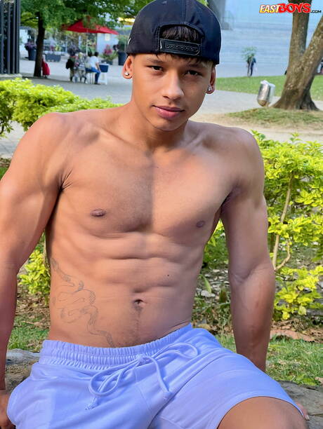 ラテン系ボディビルダーのダモンド・ブラウンが屋外で強靭な体を披露