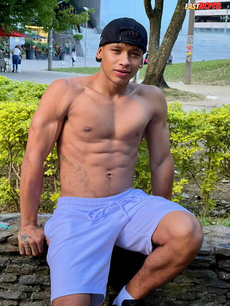 Latino bodybuilder Damond Brown shows a strong body outside