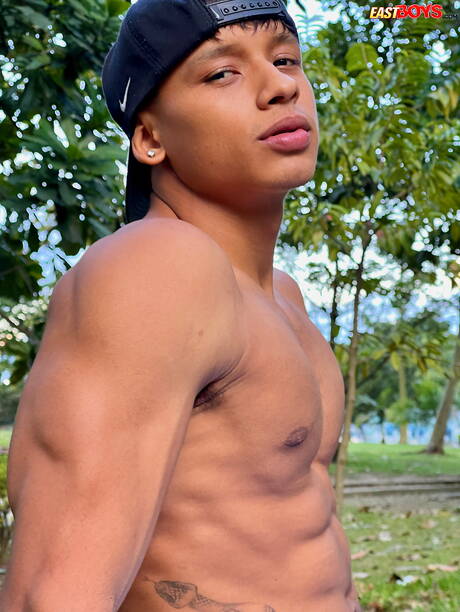 Der Latino-Bodybuilder Damond Brown zeigt draußen einen starken Körper