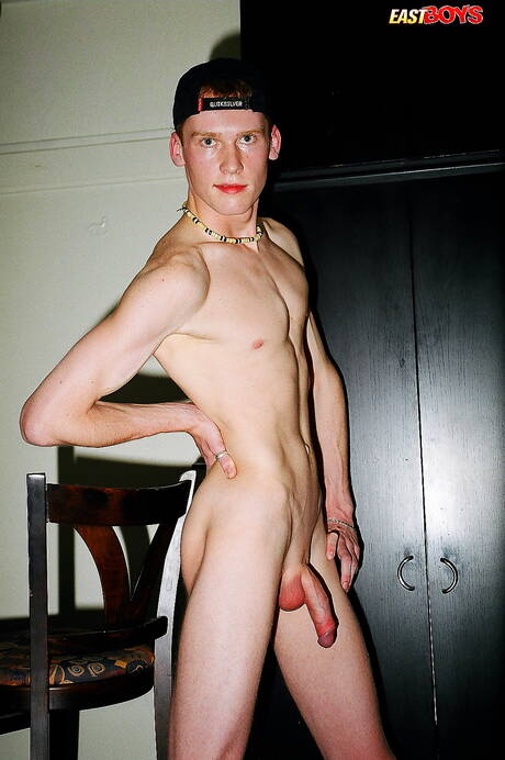 美少年レスターが美しい体を披露