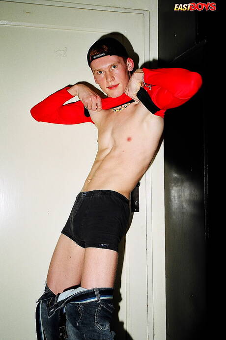 若いレスターが服を脱ぐ