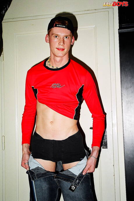 若いレスターが服を脱ぐ