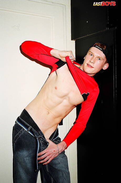 若いレスターが服を脱ぐ