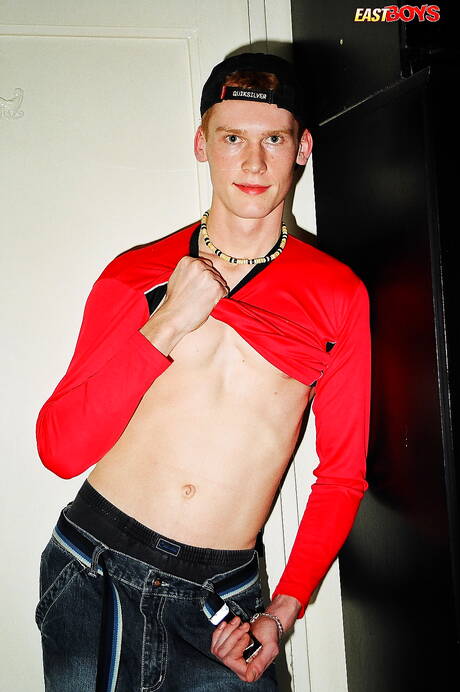 若いレスターが服を脱ぐ