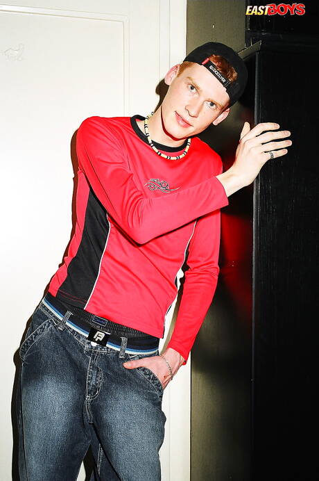 若いレスターが服を脱ぐ