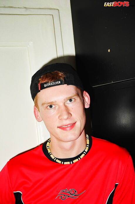 若いレスターが服を脱ぐ