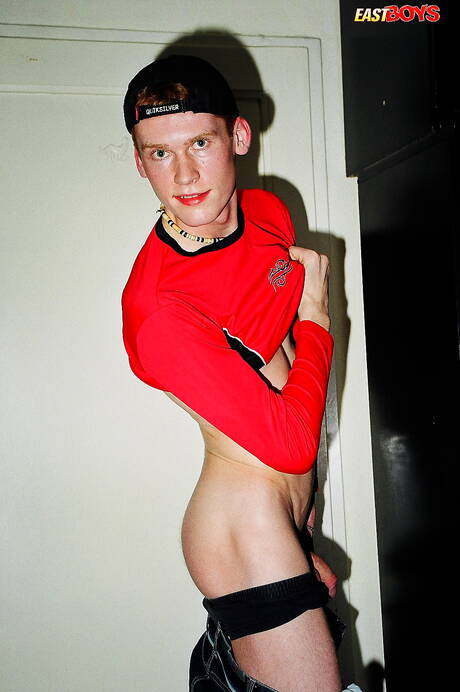 若いレスターが服を脱ぐ