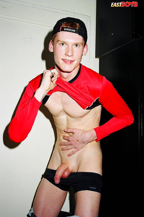 若いレスターが服を脱ぐ