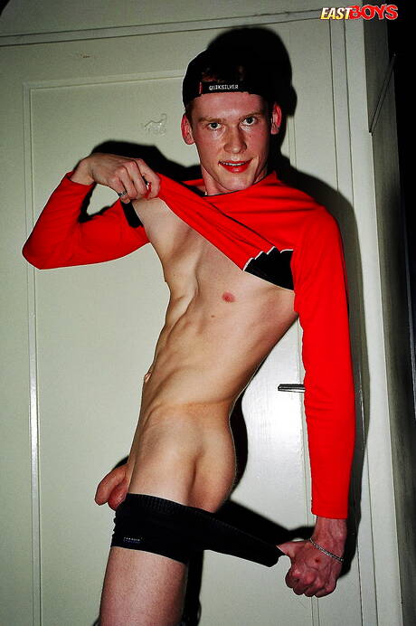 若いレスターが服を脱ぐ