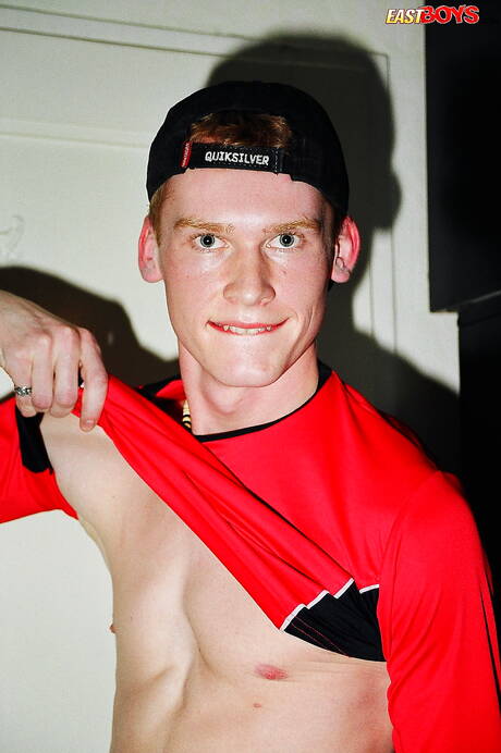 若いレスターが服を脱ぐ