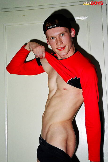 若いレスターが服を脱ぐ