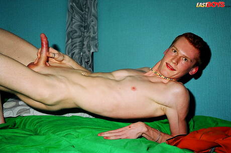 美しい少年レスターがヌードでポーズをとる