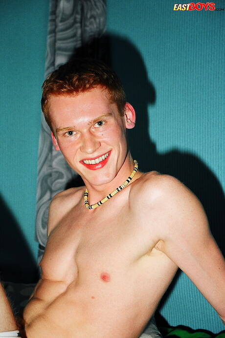 美しい少年レスターがヌードでポーズをとる