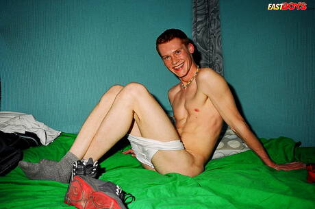 美しい少年レスターがヌードでポーズをとる