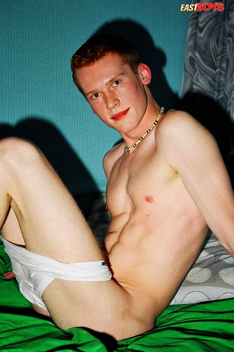 美しい少年レスターがヌードでポーズをとる