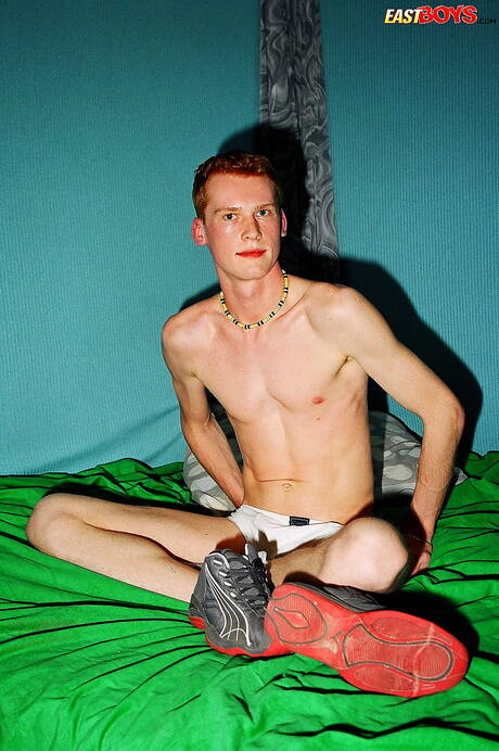 美しい少年レスターがヌードでポーズをとる