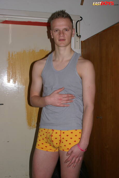 Pretty boy Leonty get naked and showing his ass