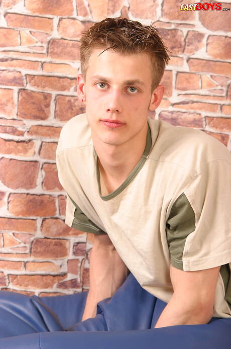 Le beau garçon Leontin se branle la bite