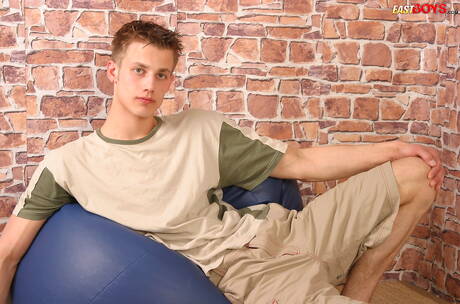 Le beau garçon Leontin se branle la bite