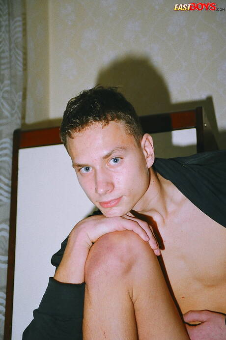 Twink Leonel pozuje nago i pokazuje ciasny tyłek