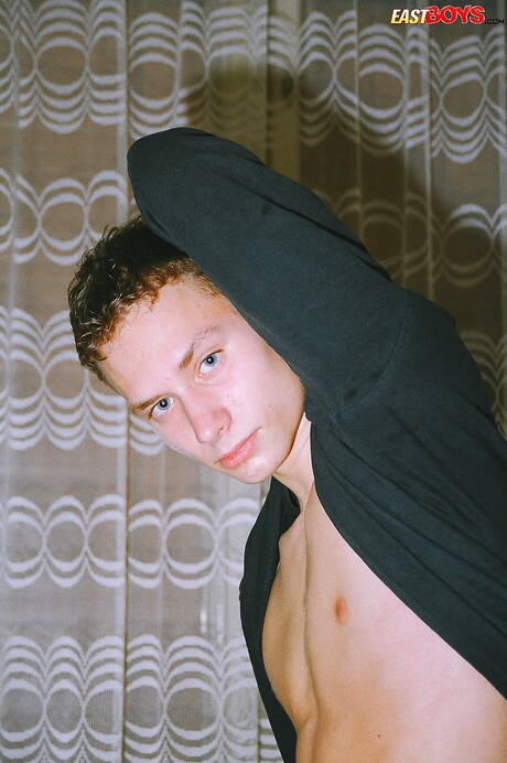 Twink Leonel pozuje nago i pokazuje ciasny tyłek