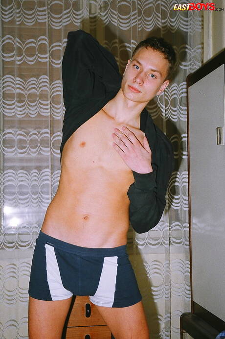 Twink Leonel pozuje nago i pokazuje ciasny tyłek