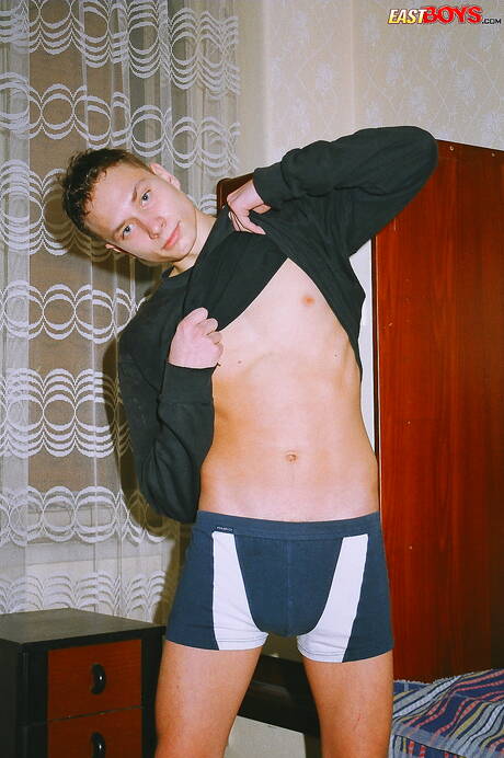 Twink Leonel pozuje nago i pokazuje ciasny tyłek