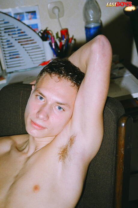 Der junge Leonel posiert nackt