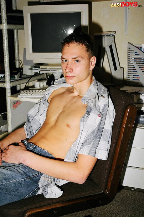 Der junge Leonel posiert nackt