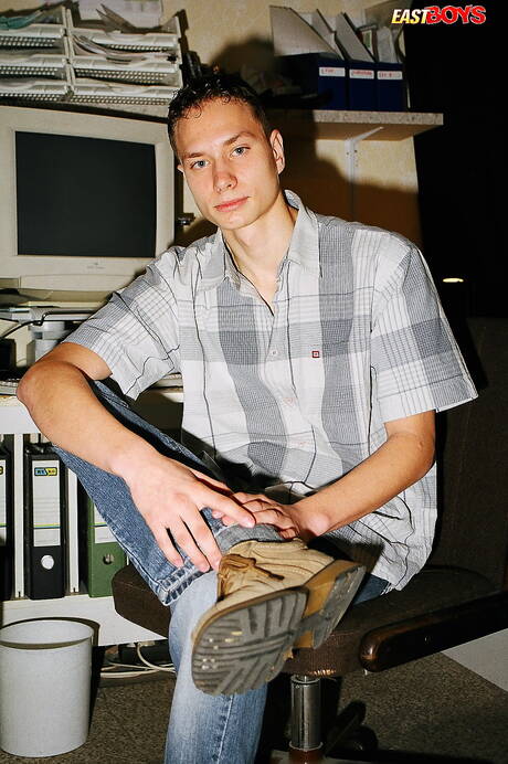 Der junge Leonel posiert nackt