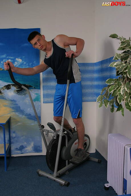 Przystojny facet Michajlo pozuje nago i pokazuje ciasny tyłek