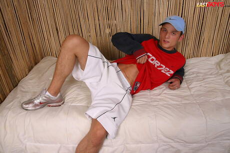 Der heiße Twink Max posiert nackt und zeigt seinen knackigen Hintern