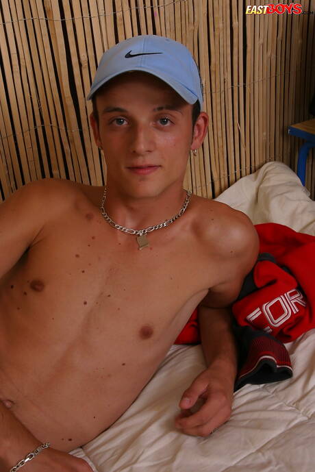 Der heiße Twink Max posiert nackt und zeigt seinen knackigen Hintern