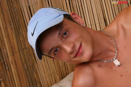 Der heiße Twink Max posiert nackt und zeigt seinen knackigen Hintern