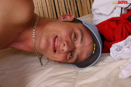 Der heiße Twink Max posiert nackt und zeigt seinen knackigen Hintern