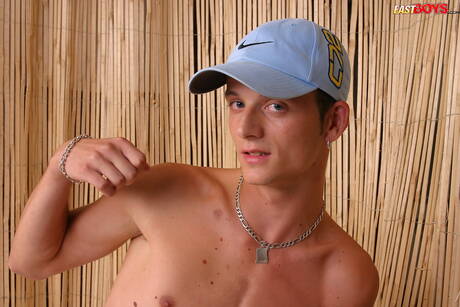 Der heiße Twink Max posiert nackt und zeigt seinen knackigen Hintern