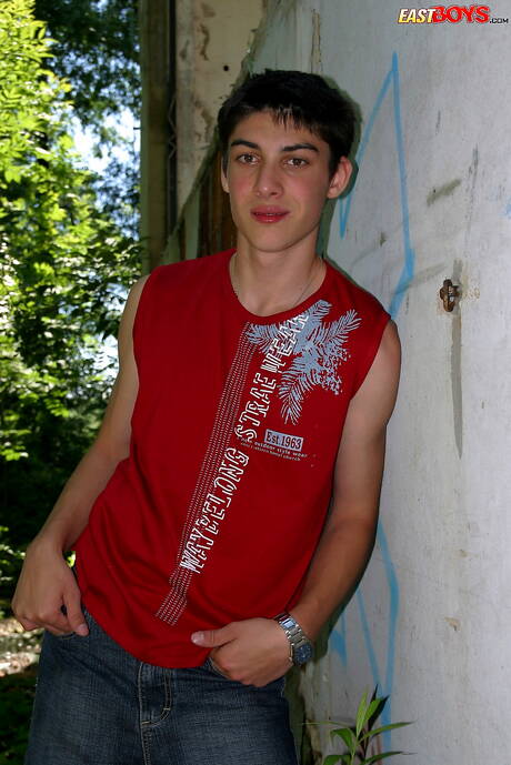 Beau garçon Matt posant nu et montrant son cul serré en extérieur