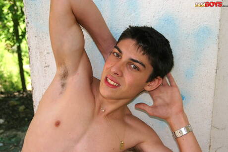 Beau garçon Matt posant nu et montrant son cul serré en extérieur