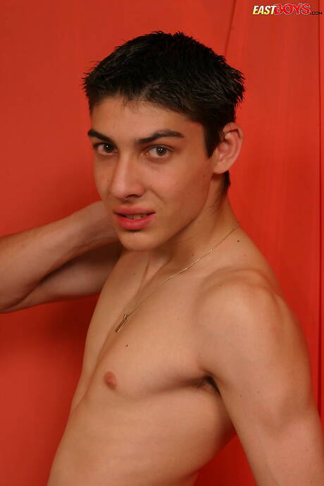 年輕的馬特裸體擺造型，露出性感的臀部