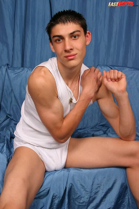 Mooie jongen Matt poseert naakt en laat zijn kont zien