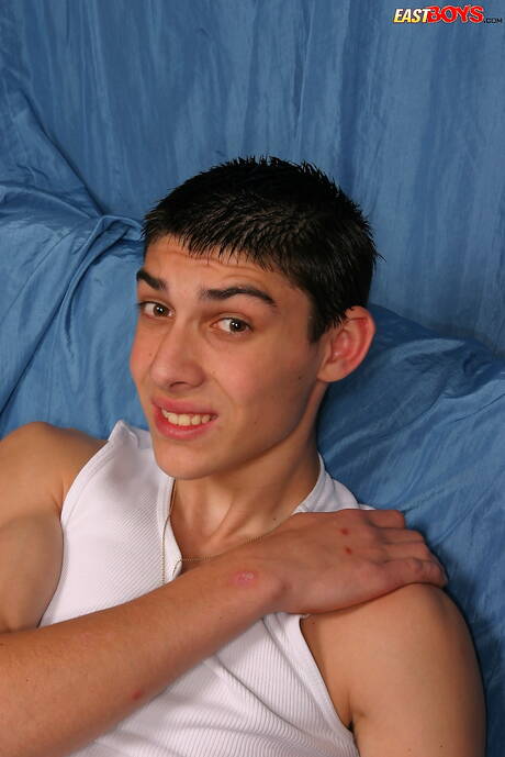 Mooie jongen Matt poseert naakt en laat zijn kont zien